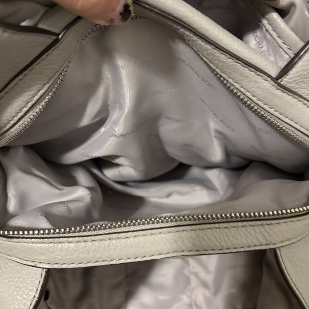 🪢2/$100🪢 MICHAEL KORS Satchel Bag, metal stud embellishment - Picture 11 of 11